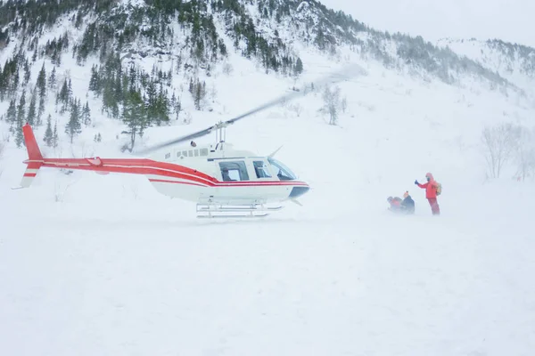 L'elicottero sbarcò in montagna in inverno, sollevando — Foto Stock