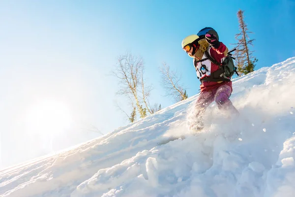 Freerider fille snowboarder glisse de la montagne dans la lumière — Photo