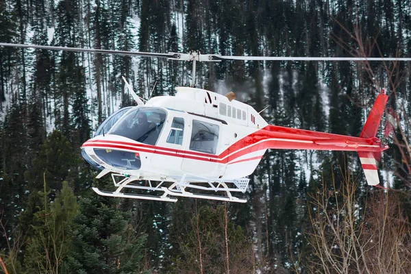 Helikoptern landade i bergen på vintern, att höja en clou — Stockfoto