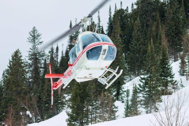 Helikopter dağlarda kış aylarında bir clou yükselterek indi