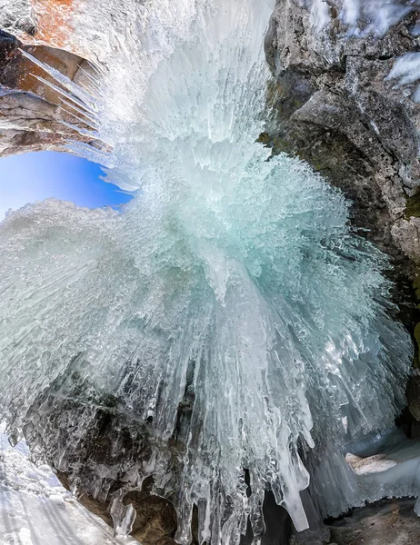 Panorama amanhece em uma caverna de gelo com icicles em Baikal, Olkhon — Fotografia de Stock