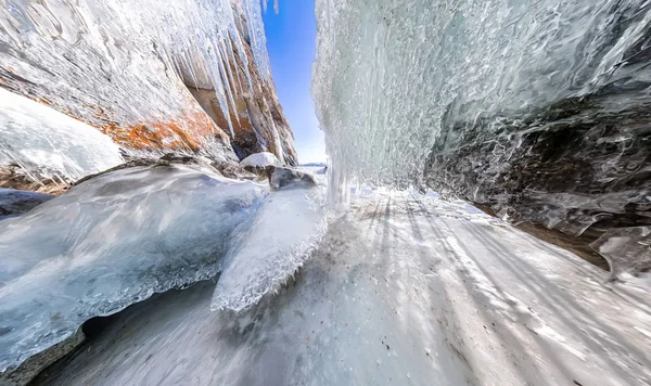 Alba panoramica in una grotta di ghiaccio con ghiaccioli su Baikal, Olkhon — Foto Stock