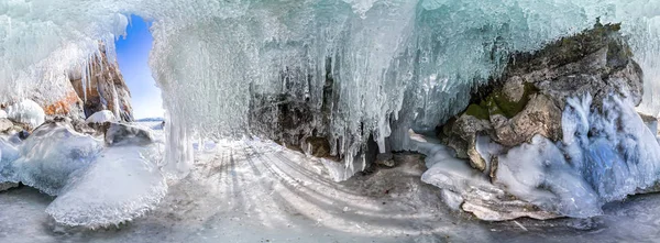 360 panoramische Morgendämmerung in einer Eishöhle mit Eiszapfen auf dem Baikalsee, Olchon — Stockfoto