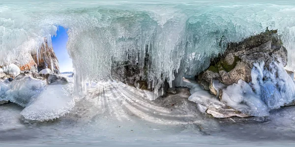 360 180 świt panorama w ice cave sople na Bajkał, Olk — Zdjęcie stockowe