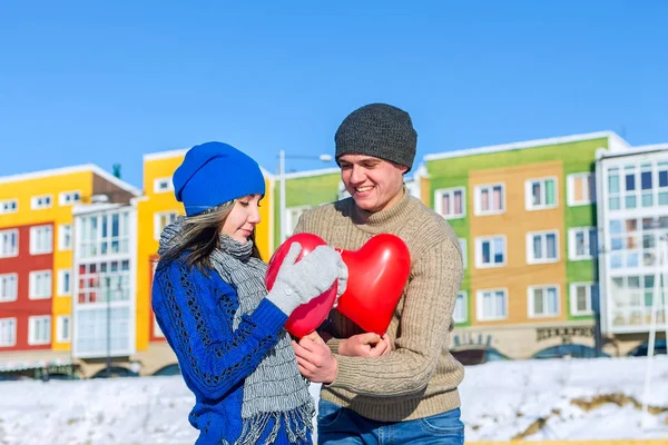 Der Mann schenkt dem Mädchen am Valentinstag ein Ballonherz — Stockfoto