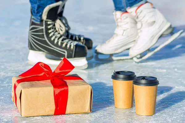 Geschenk Stanczyk Kaffee aus Bastelpapier auf dem Hintergrund der Kupplung — Stockfoto