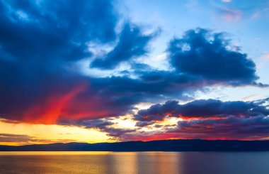 Deniz Baykal, bir dağ sırtı üzerinde günbatımı