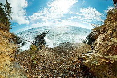 Dalgalar ve sıçraması çakıl plaj Gölü kıyısındaki Baykal Fi kırık dal