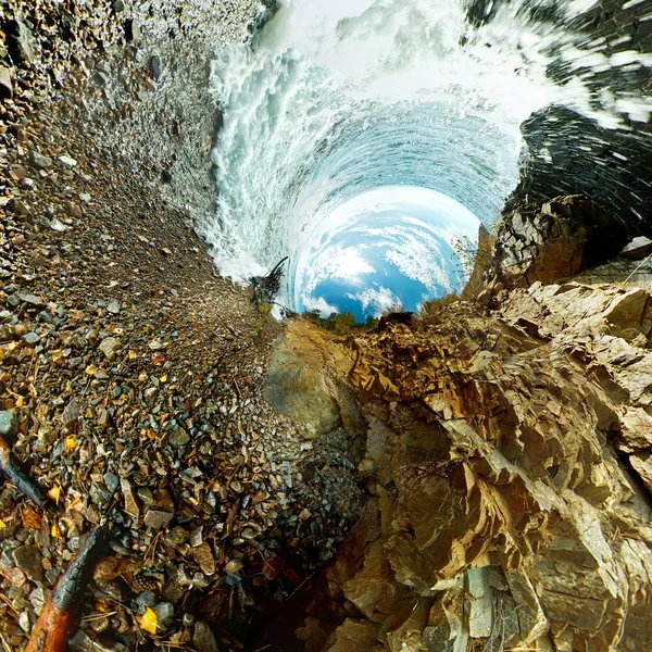 Guijarros de olas retorcidas y rocas playa Baikal — Foto de Stock