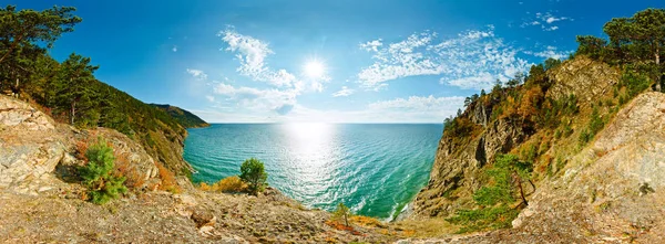 360 panorâmica cilíndrica de um penhasco acima da água Mar de Baikal — Fotografia de Stock