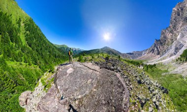 Sırt çantası ayakta dağlarda adamla geniş hava panorama