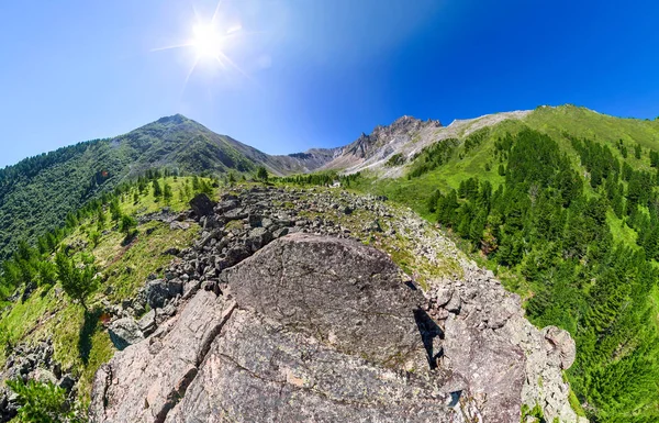 Ampio panorama aereo pietra fluviale e cime montuose — Foto Stock