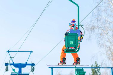 Snowboard telesiyej izlemek için yükselir