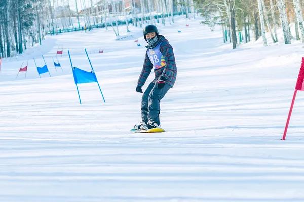 Irkutsk, Rússia - 12 de fevereiro de 2017: javali de neve da competição Slalom — Fotografia de Stock