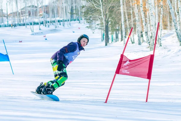 Irkutsk, Rússia - 12 de fevereiro de 2017: javali de neve da competição Slalom — Fotografia de Stock