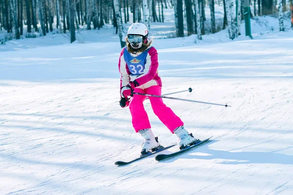 Irkutsk, Rússia - 12 de fevereiro de 2017: javali de neve da competição Slalom — Fotografia de Stock