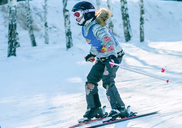 Irkutsk, Rússia - 12 de fevereiro de 2017: javali de neve da competição Slalom — Fotografia de Stock