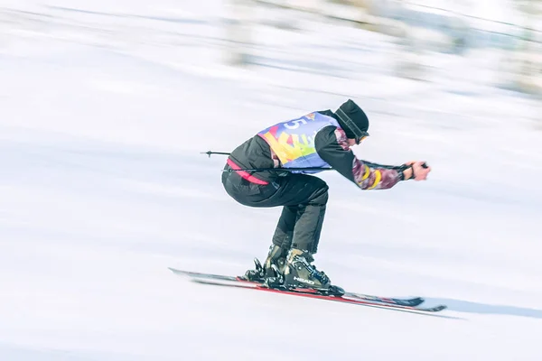 Irkutsk, Rússia - 12 de fevereiro de 2017: javali de neve da competição Slalom — Fotografia de Stock