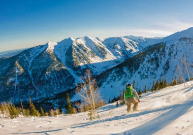 Freeride snowboard slaytlar şafakta dik bir yamaç aşağı