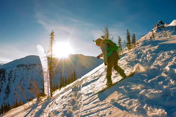 Freeride snowboarder slides down a steep slope at dawn — Stock Photo, Image