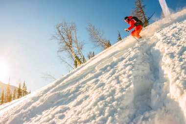 M ışığında dağın üzerinden Freerider kayakçı iner