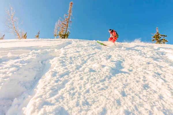 Freerider esquiador desciende de la montaña a la luz de la m —  Fotos de Stock