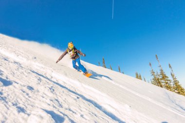 Freeride snowboard slaytlar şafakta dik bir yamaç aşağı