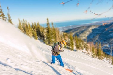 Freeride snowboard slaytlar şafakta dik bir yamaç aşağı