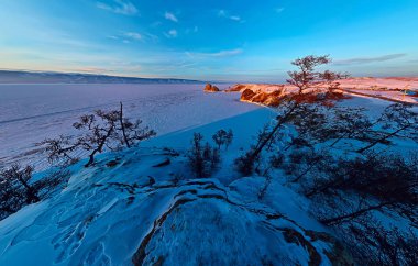 Şafakta La Olkhon Adası üzerinde geniş hava şaman rock cape