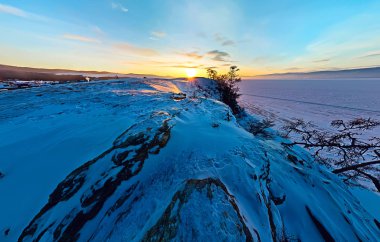 Şafakta La Olkhon Adası üzerinde geniş hava şaman rock cape