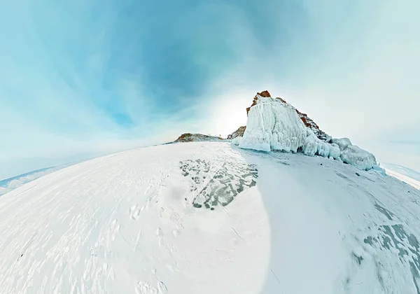 Schamanenkap auf der Insel Olchon, Baikal, Fischaugenantenne — Stockfoto