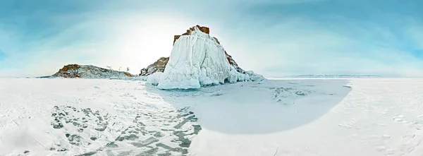 Silindirik panorama Cape şaman Olkhon ada, göl B üzerinde