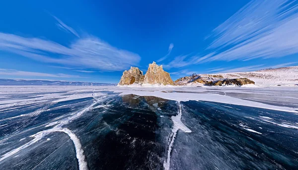 Široký vzdušný šaman mys na ostrově Olkhon, jezero Bajkal — Stock fotografie