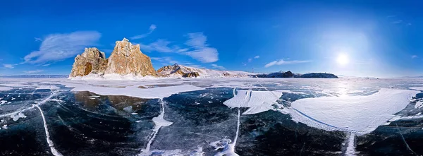 Silindirik panorama Cape şaman Olkhon ada, göl B üzerinde