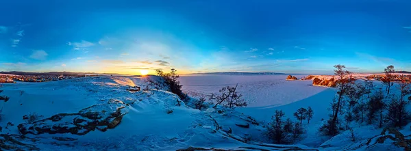 Silindirik panorama Cape şaman Olkhon ada, göl B üzerinde