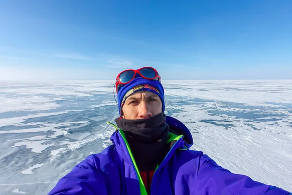 Selfies hombre sobre fondo azul hielo de Baikal — Foto de Stock