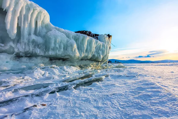 Antiguo barco oxidado sobre hielo cubierto de atardecer de pie en la orilla —  Fotos de Stock