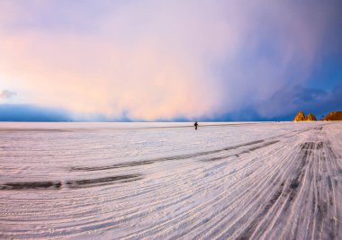 Baykal Gölü, buz yolda Olkhon Adası üzerinde Cape Shamanka için
