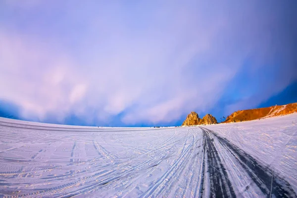 La route sur la glace du lac Baïkal, jusqu'au cap Shamanka, sur l'île d'Olkhon — Photo
