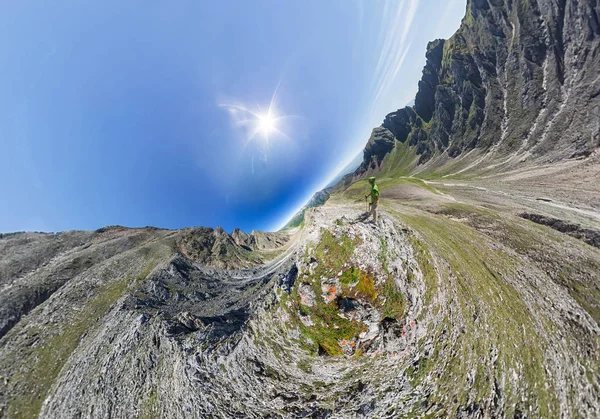 Panorama aereo grandangolare Un uomo in cima alle montagne — Foto Stock