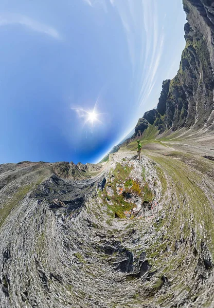 Panorama aereo grandangolare Un uomo in cima alle montagne — Foto Stock