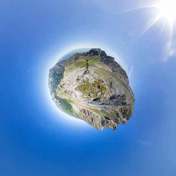 Panorama sferico da 360 a 180 L'uomo si erge in cima al monte — Foto Stock