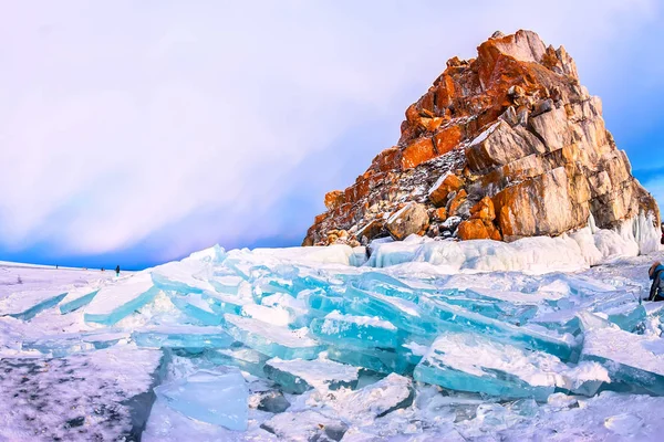 Лёд Байкала у скалы Шаманка, освещенный заходящим солнцем — стоковое фото