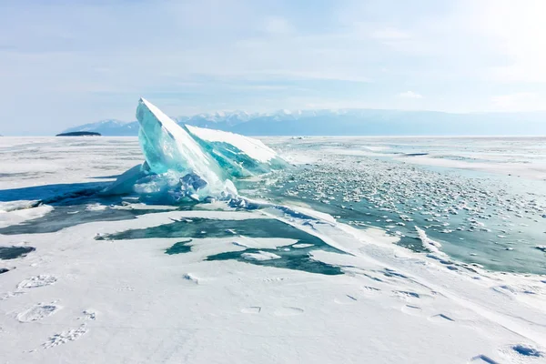 Inverno Baikal lago paisagem com sol no céu azul — Fotografia de Stock