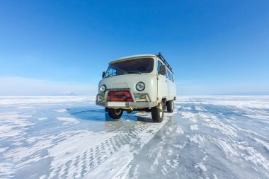 Deniz Baykal buzda araba Uaz minibüs