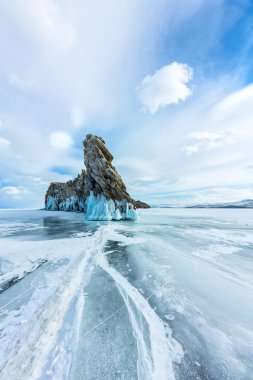 Deniz Baykal şeffaf buzda Ogoy Adası yakınlarında. Sibirya, Rusya Federasyonu