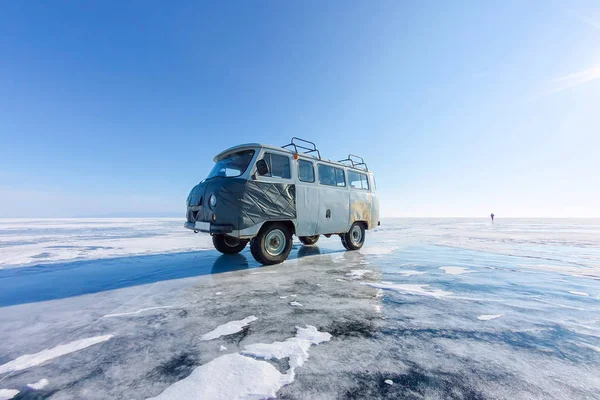 Bil Uaz minibuss på isen på Bajkalsjön — Stockfoto