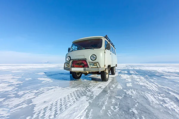 Deniz Baykal buzda araba Uaz minibüs