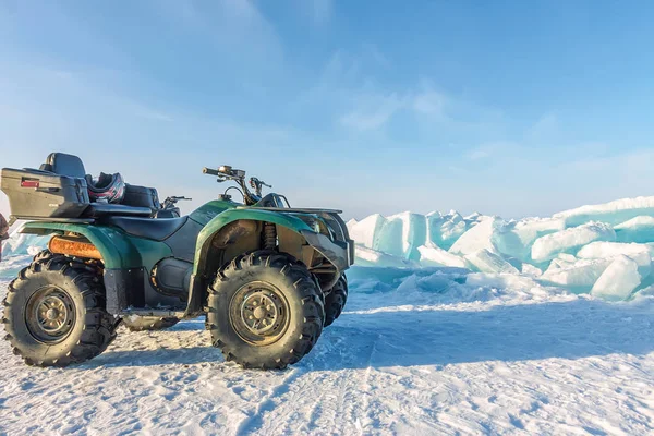 Quad bike op het ijs-bikala onder hummocks — Stockfoto