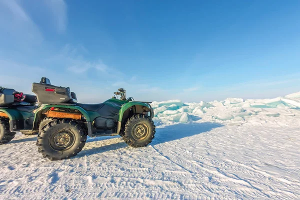 Quad bike sul ghiaccio bikala tra hummocks — Foto Stock